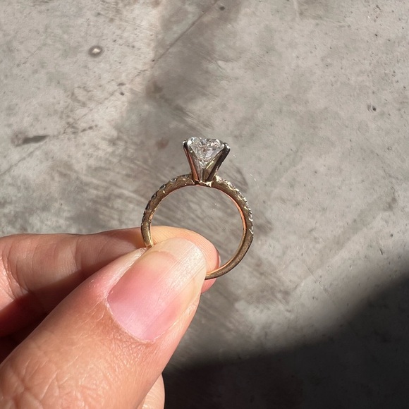 Elegant Rose Gold Diamond Ring - Picture 2 of 6